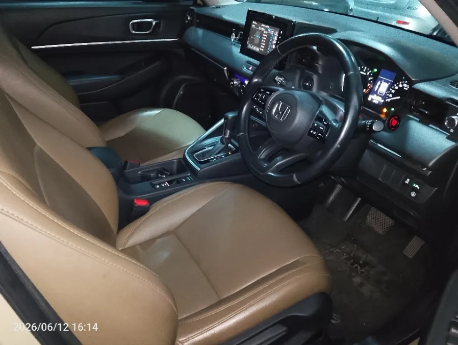 Foto Mobil Bekas Kabin Depan Honda HR-V 1.5 E tahun 2022