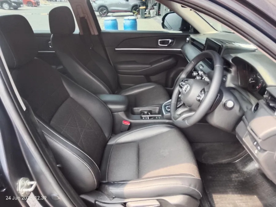 Foto Mobil Bekas Kabin Depan Honda HR-V 1.5 E tahun 2022