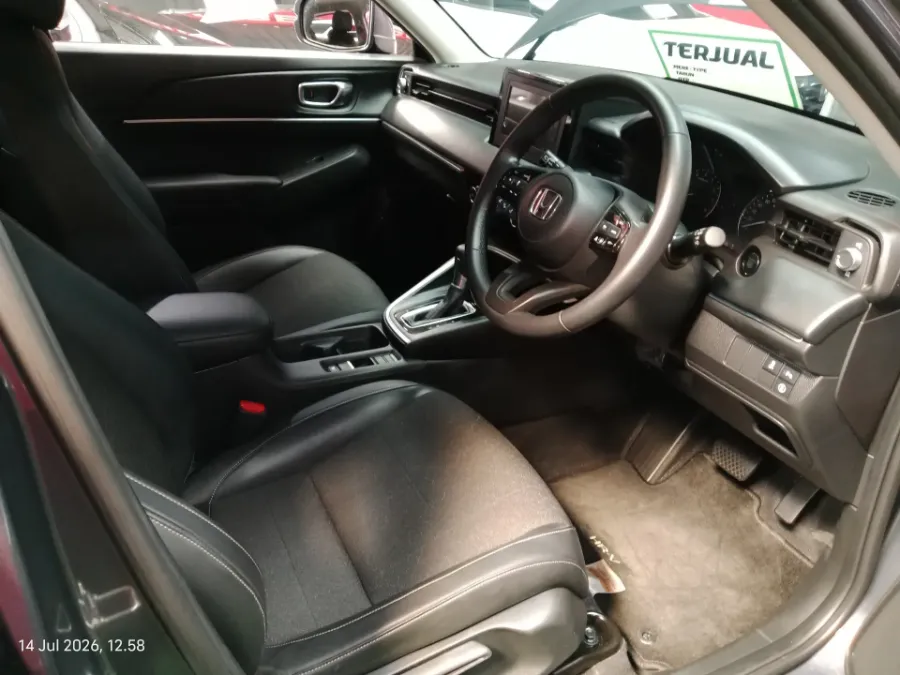 Foto Mobil Bekas Kabin Depan Honda HR-V 1.5 E tahun 2023