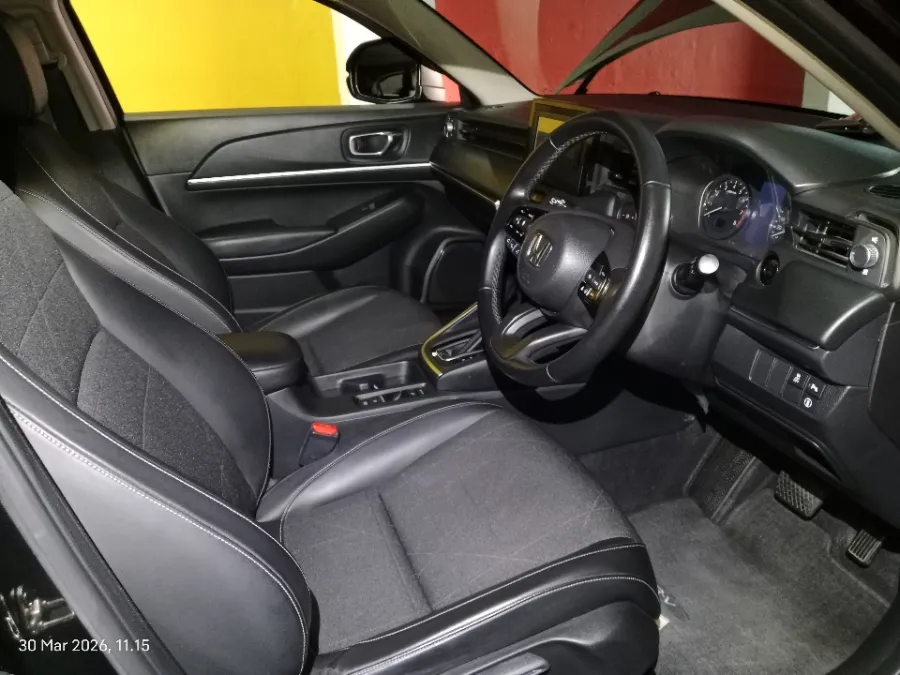 Foto Mobil Bekas Kabin Depan Honda HR-V 1.5 E tahun 2023