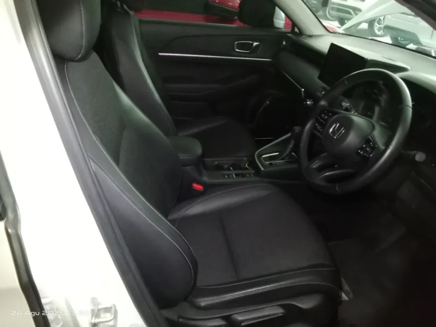 Foto Mobil Bekas Kabin Depan Honda HR-V 1.5 E tahun 2023