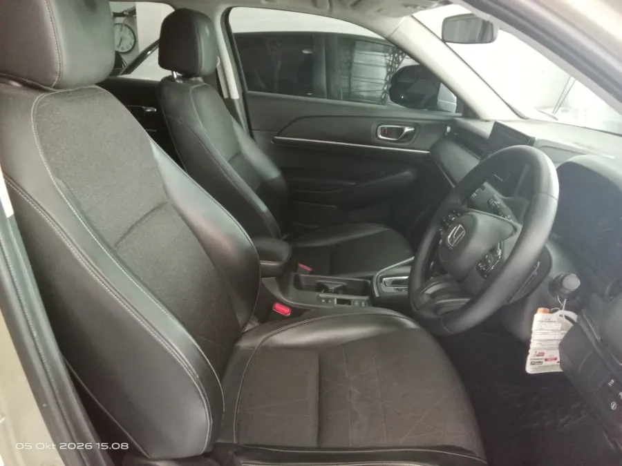 Foto Mobil Bekas Kabin Depan Honda HR-V 1.5 E tahun 2023