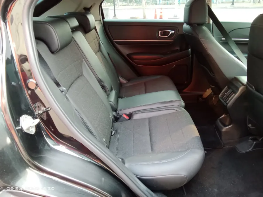Foto Mobil Bekas Kabin Belakang Honda HR-V 1.5 E tahun 2024