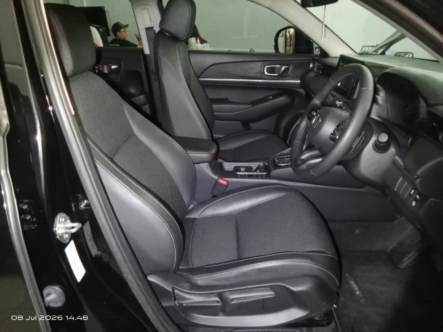 Foto Mobil Bekas Kabin Depan Honda HR-V 1.5 E tahun 2024