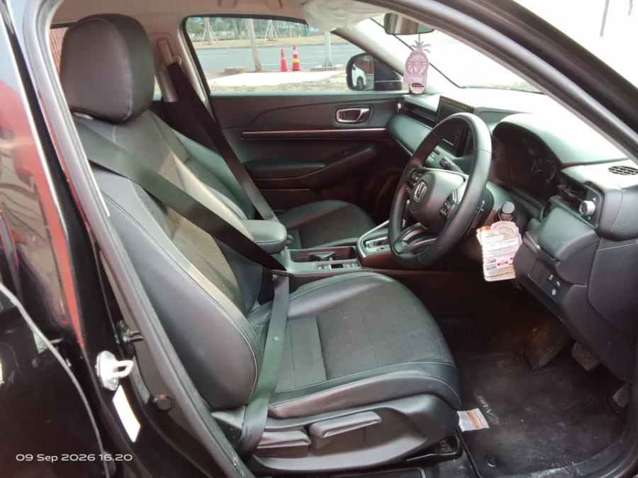 Foto Mobil Bekas Kabin Depan Honda HR-V 1.5 E tahun 2024
