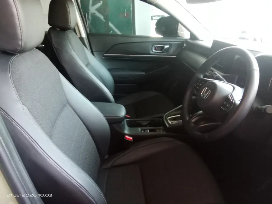 Foto Mobil Bekas Kabin Depan Honda HR-V 1.5 E tahun 2025