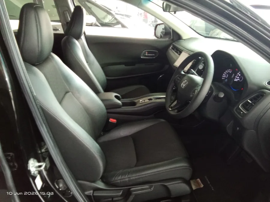 Foto Mobil Bekas Kabin Depan Honda HR-V 1.5 E Facelift tahun 2018