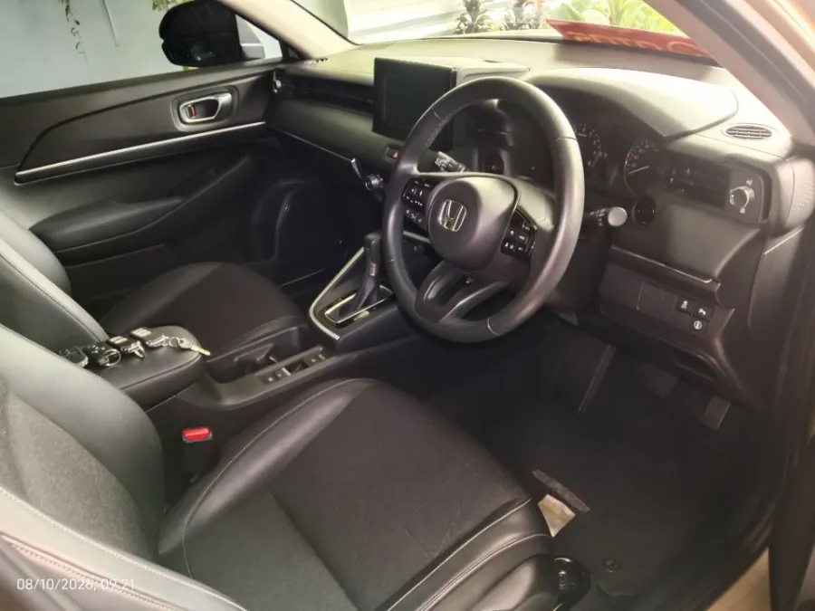 Foto Mobil Bekas Kabin Depan Honda HR-V 1.5 E Facelift tahun 2023