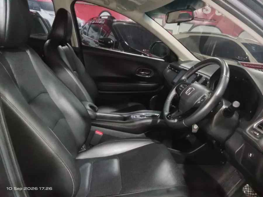 Foto Mobil Bekas Kabin Depan Honda HR-V 1.5 E Special Edition tahun 2020
