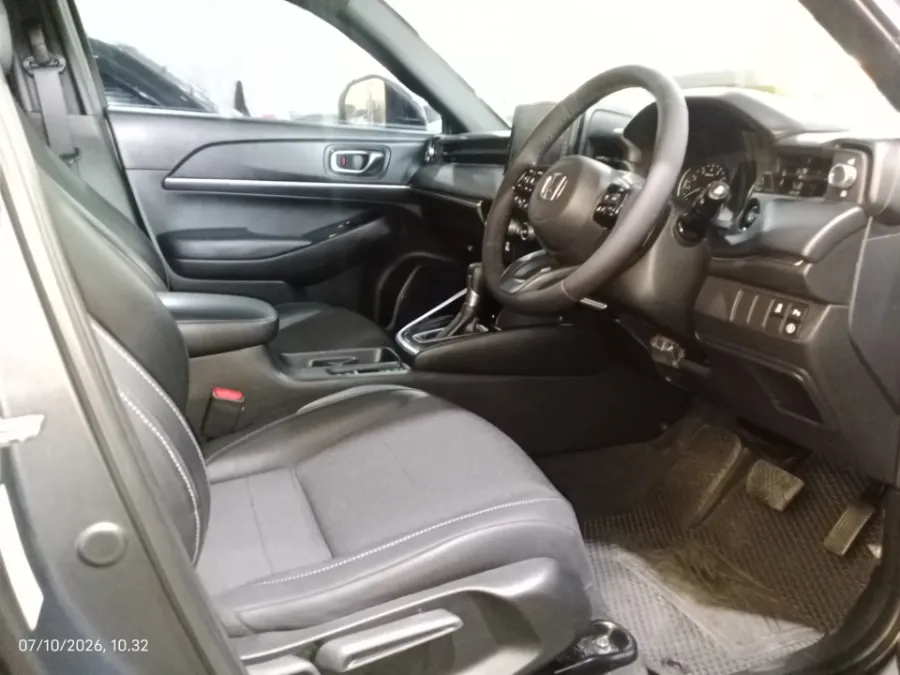 Foto Mobil Bekas Kabin Depan Honda HR-V 1.5 E Special Edition tahun 2022
