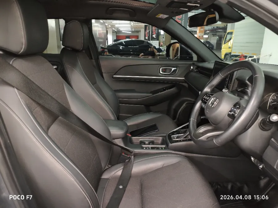 Foto Mobil Bekas Kabin Depan Honda HR-V 1.5 E Special Edition tahun 2023