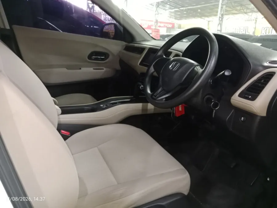 Foto Mobil Bekas Kabin Depan Honda HR-V 1.5 S tahun 2016