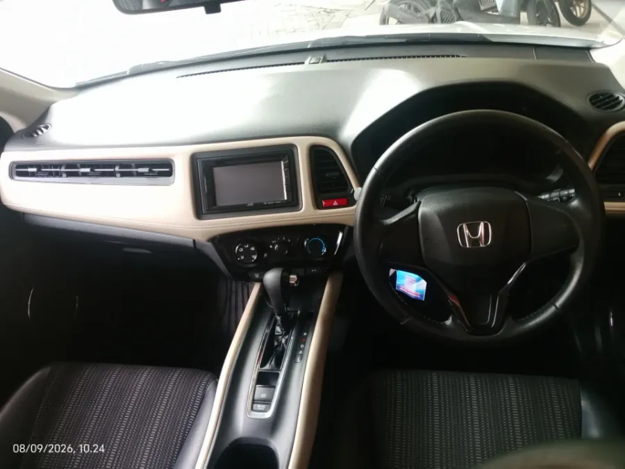 Foto Mobil Bekas Dashboard Honda HR-V 1.5 S tahun 2017