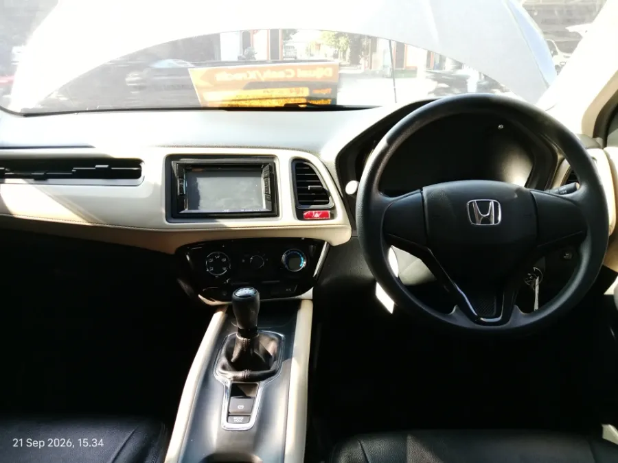 Foto Mobil Bekas Dashboard Honda HR-V 1.5 S tahun 2017