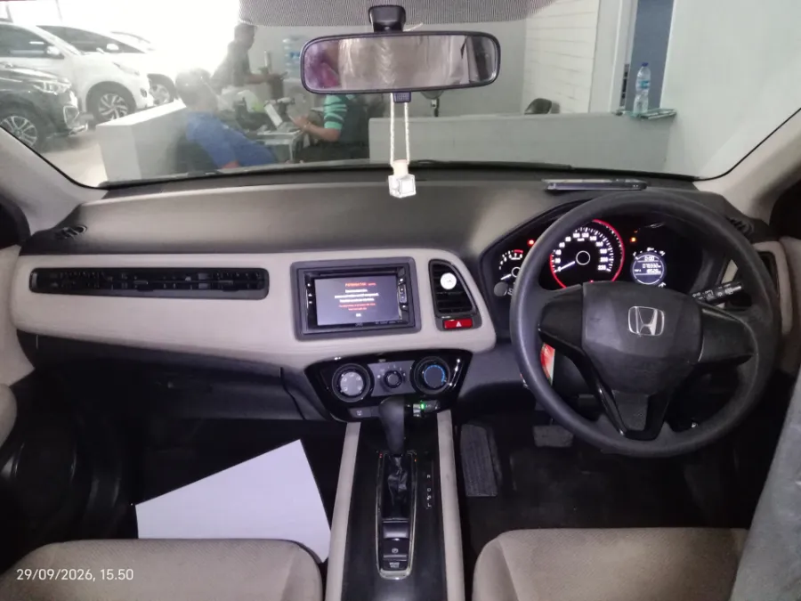 Foto Mobil Bekas Dashboard Honda HR-V 1.5 S tahun 2017