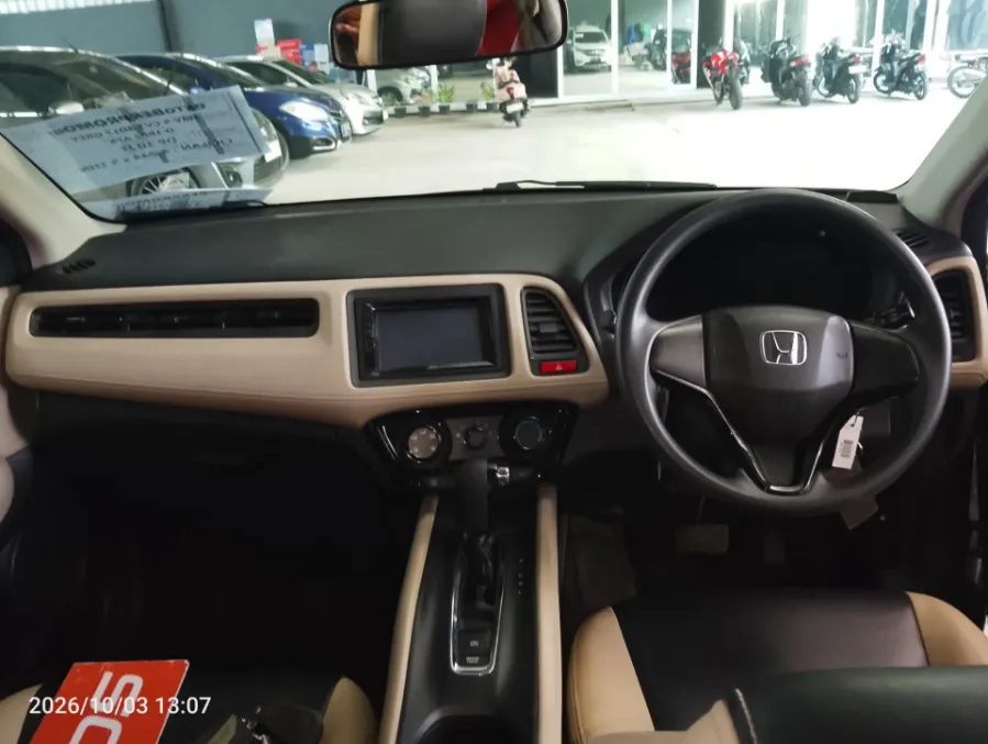 Foto Mobil Bekas Dashboard Honda HR-V 1.5 S tahun 2017