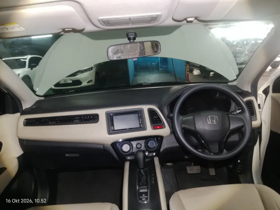 Foto Mobil Bekas Dashboard Honda HR-V 1.5 S tahun 2017