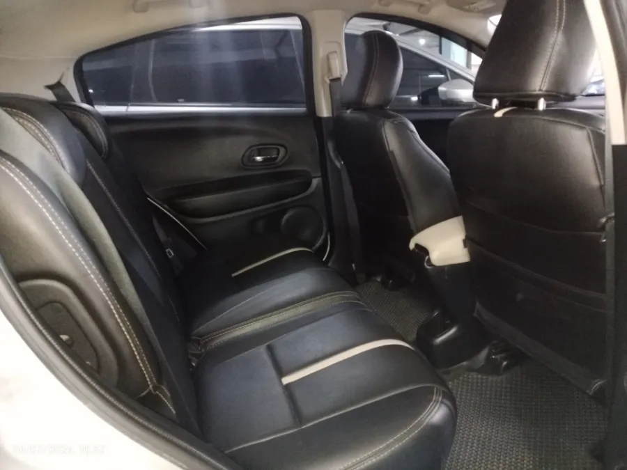 Foto Mobil Bekas Kabin Belakang Honda HR-V 1.5 S tahun 2017