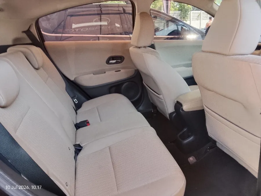 Foto Mobil Bekas Kabin Belakang Honda HR-V 1.5 S tahun 2017