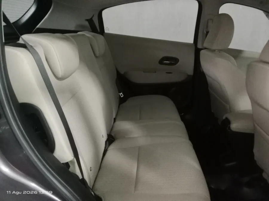 Foto Mobil Bekas Kabin Belakang Honda HR-V 1.5 S tahun 2017