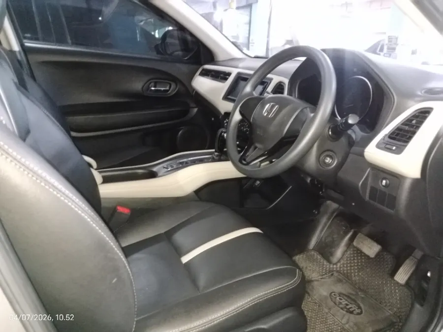 Foto Mobil Bekas Kabin Depan Honda HR-V 1.5 S tahun 2017