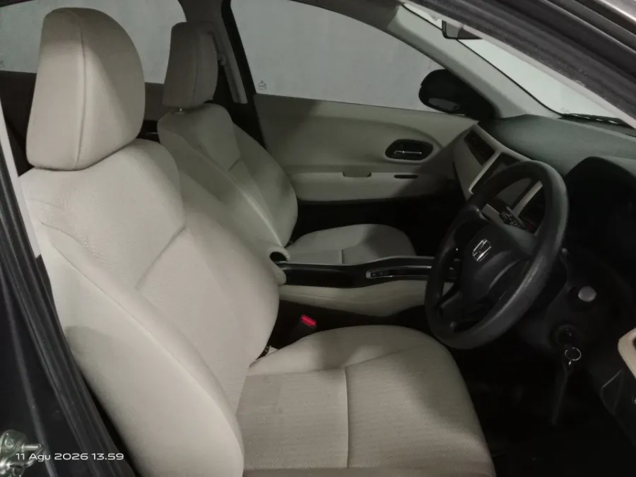 Foto Mobil Bekas Kabin Depan Honda HR-V 1.5 S tahun 2017