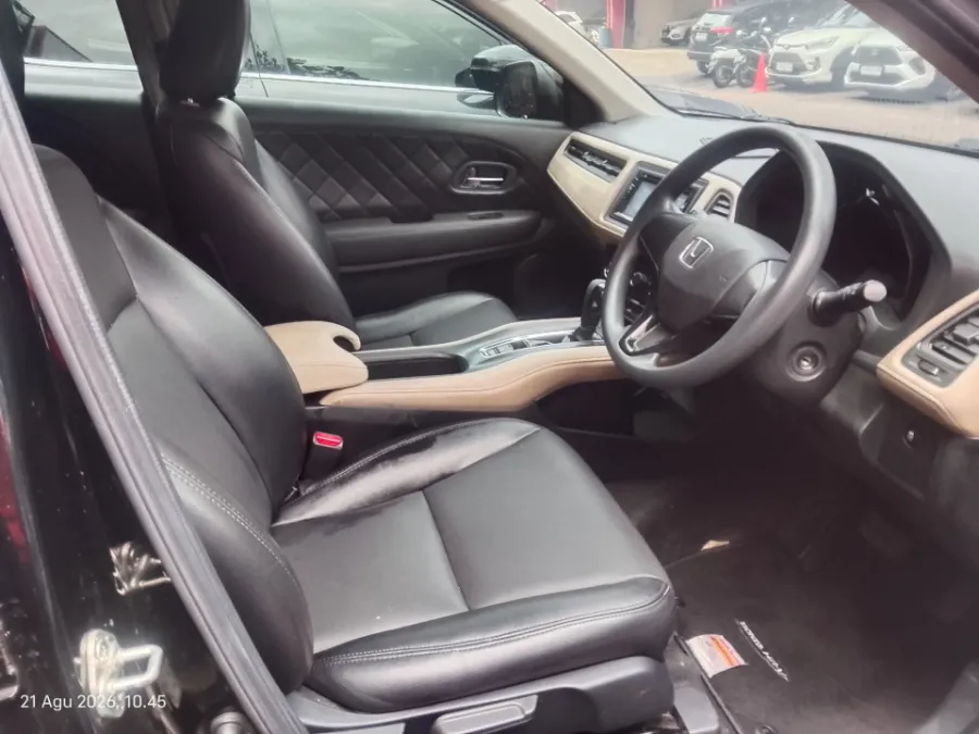 Foto Mobil Bekas Kabin Depan Honda HR-V 1.5 S tahun 2017