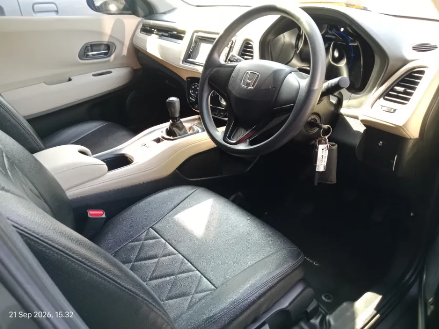 Foto Mobil Bekas Kabin Depan Honda HR-V 1.5 S tahun 2017