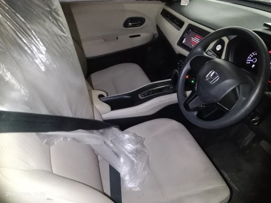 Foto Mobil Bekas Kabin Depan Honda HR-V 1.5 S tahun 2017