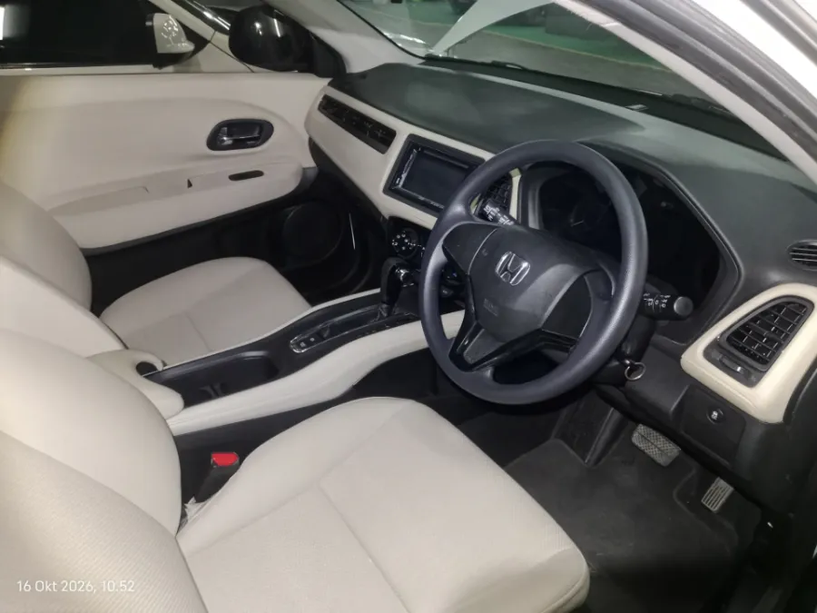 Foto Mobil Bekas Kabin Depan Honda HR-V 1.5 S tahun 2017