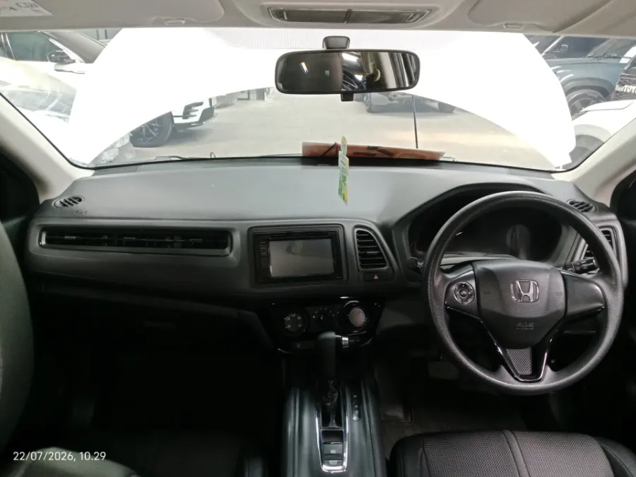 Foto Mobil Bekas Dashboard Honda HR-V 1.5 S tahun 2018