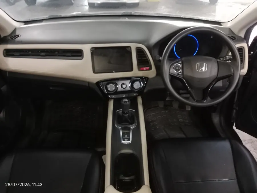 Foto Mobil Bekas Dashboard Honda HR-V 1.5 S tahun 2018