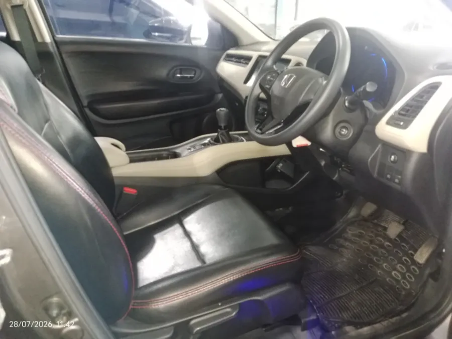 Foto Mobil Bekas Kabin Depan Honda HR-V 1.5 S tahun 2018