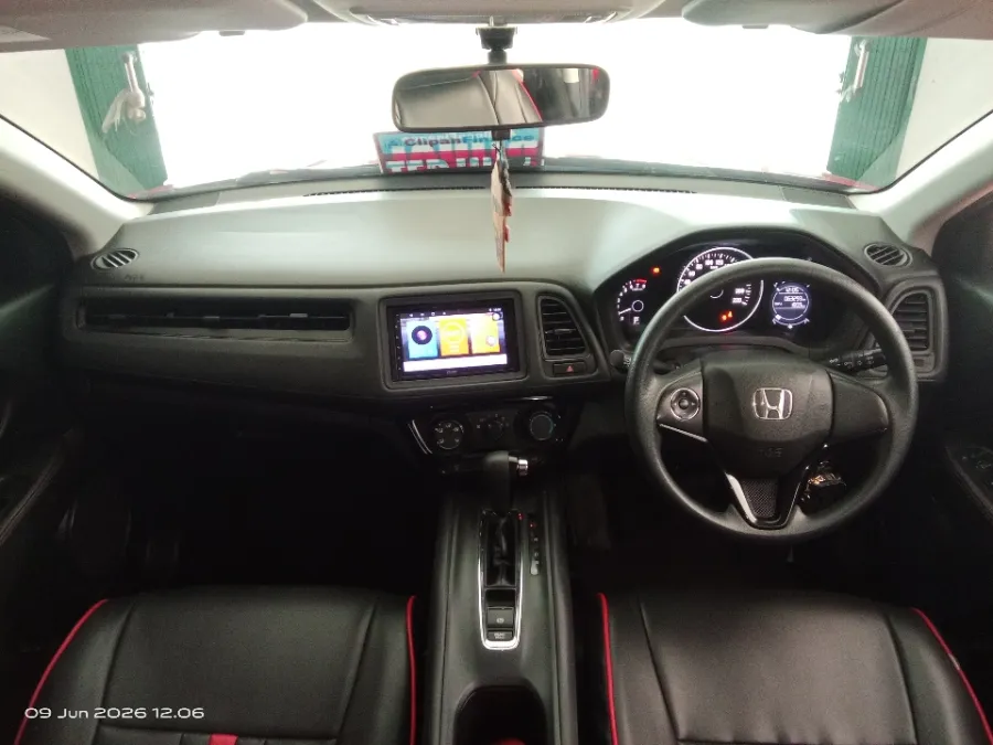 Foto Mobil Bekas Dashboard Honda HR-V 1.5 S tahun 2019
