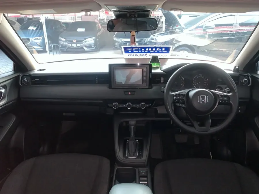 Foto Mobil Bekas Dashboard Honda HR-V 1.5 S tahun 2022