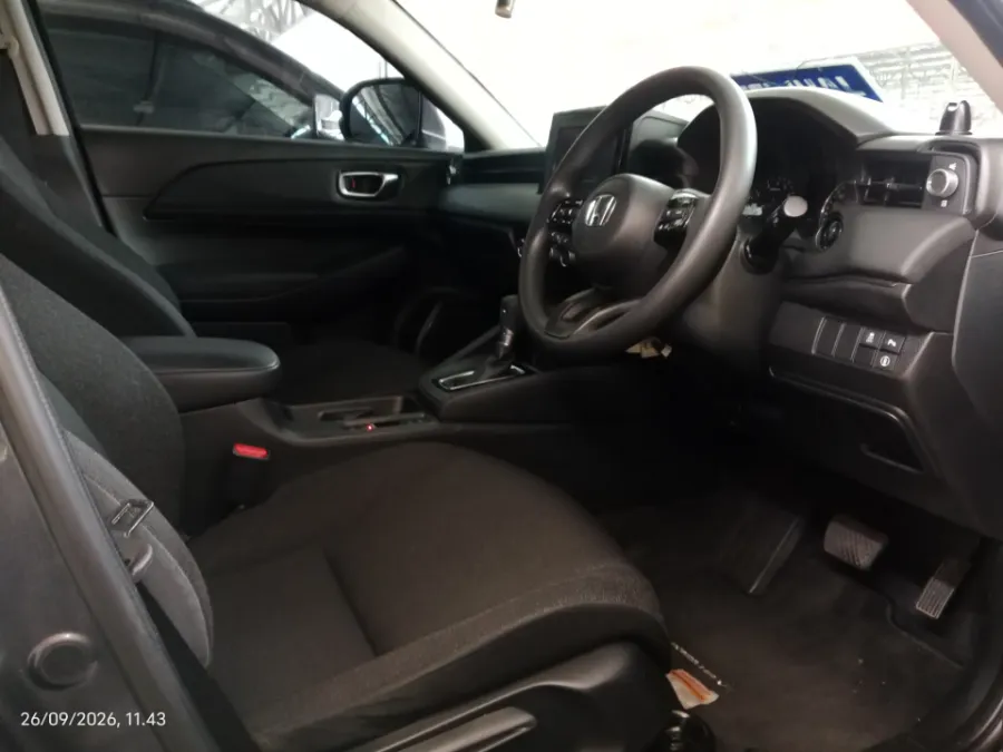 Foto Mobil Bekas Kabin Depan Honda HR-V 1.5 S tahun 2022