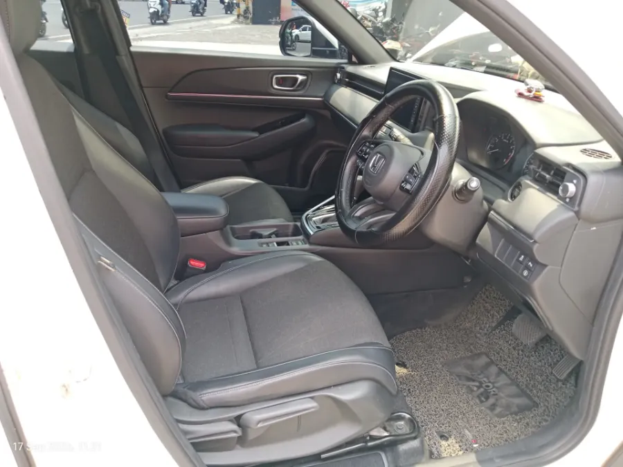 Foto Mobil Bekas Kabin Depan Honda HR-V 1.5 SE tahun 2022