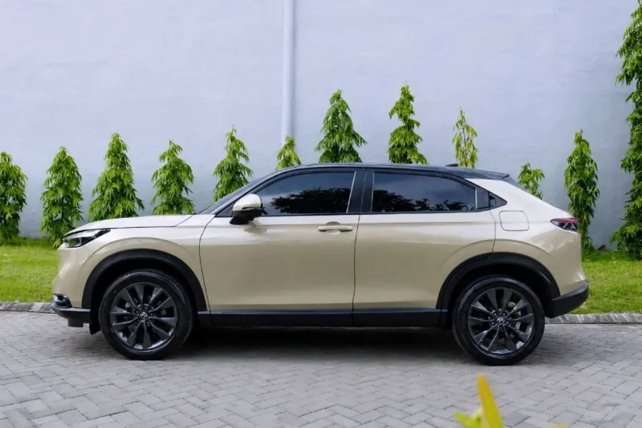 Foto Mobil Bekas Tampak Samping Honda HR-V 1.5 SE tahun 2022