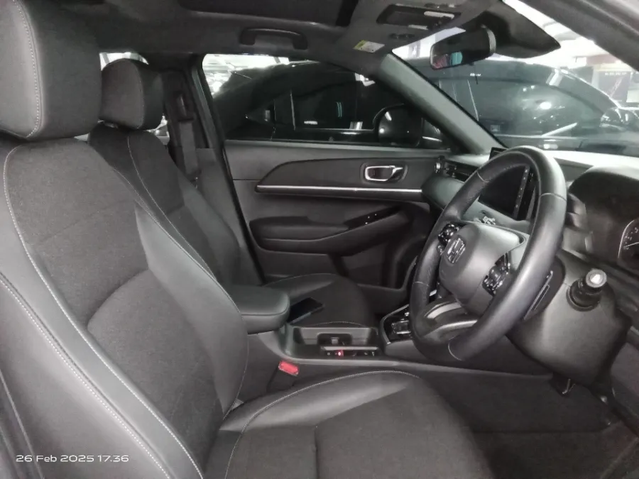 Foto Mobil Bekas Kabin Depan Honda HR-V 1.5 SE tahun 2023