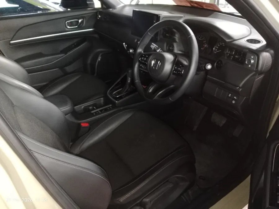 Foto Mobil Bekas Kabin Depan Honda HR-V 1.5 SE tahun 2023
