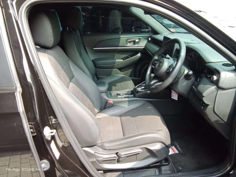Foto Mobil Bekas Kabin Depan Honda HR-V 1.5 SE tahun 2023
