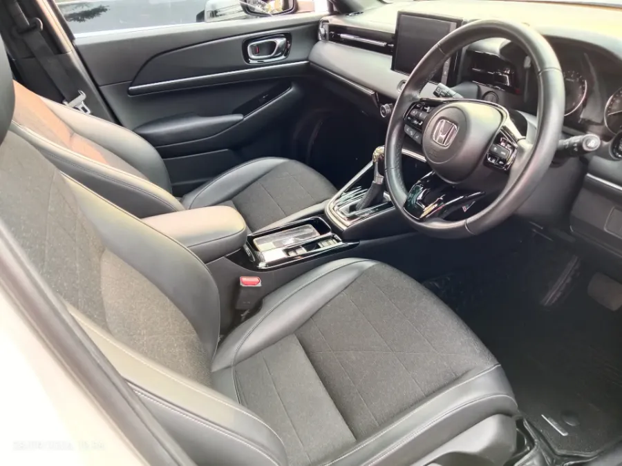 Foto Mobil Bekas Kabin Depan Honda HR-V 1.5 SE tahun 2023