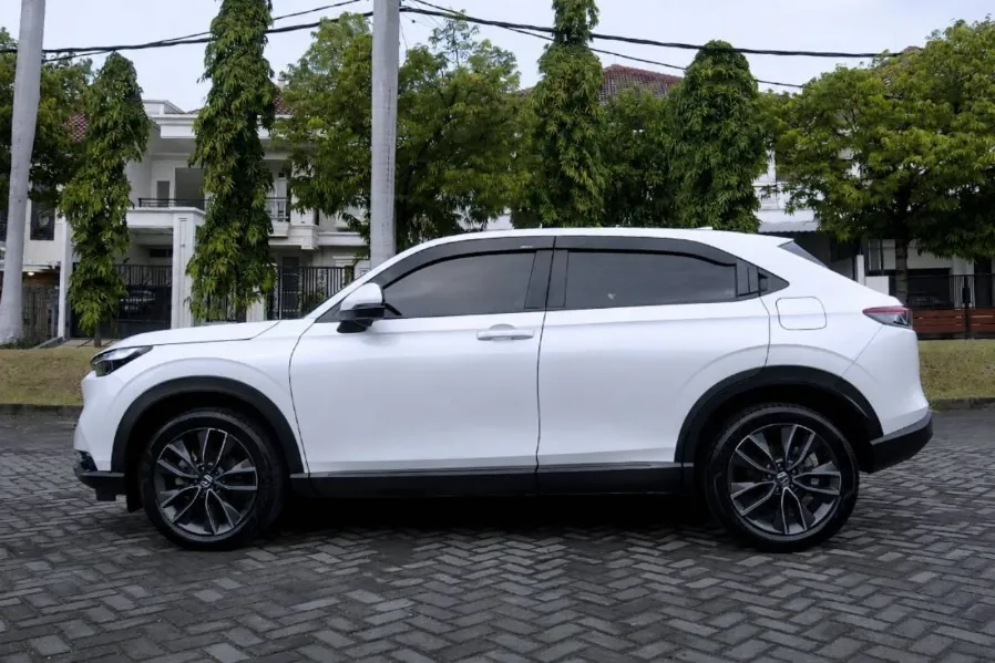 Foto Mobil Bekas Tampak Samping Honda HR-V 1.5 SE tahun 2023
