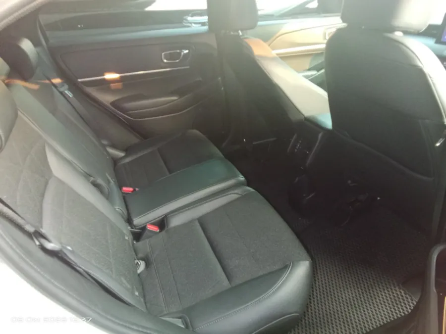 Foto Mobil Bekas Kabin Belakang Honda HR-V 1.5 SE tahun 2024