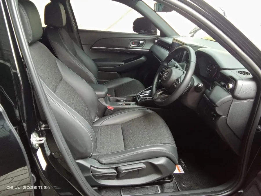 Foto Mobil Bekas Kabin Depan Honda HR-V 1.5 SE tahun 2024