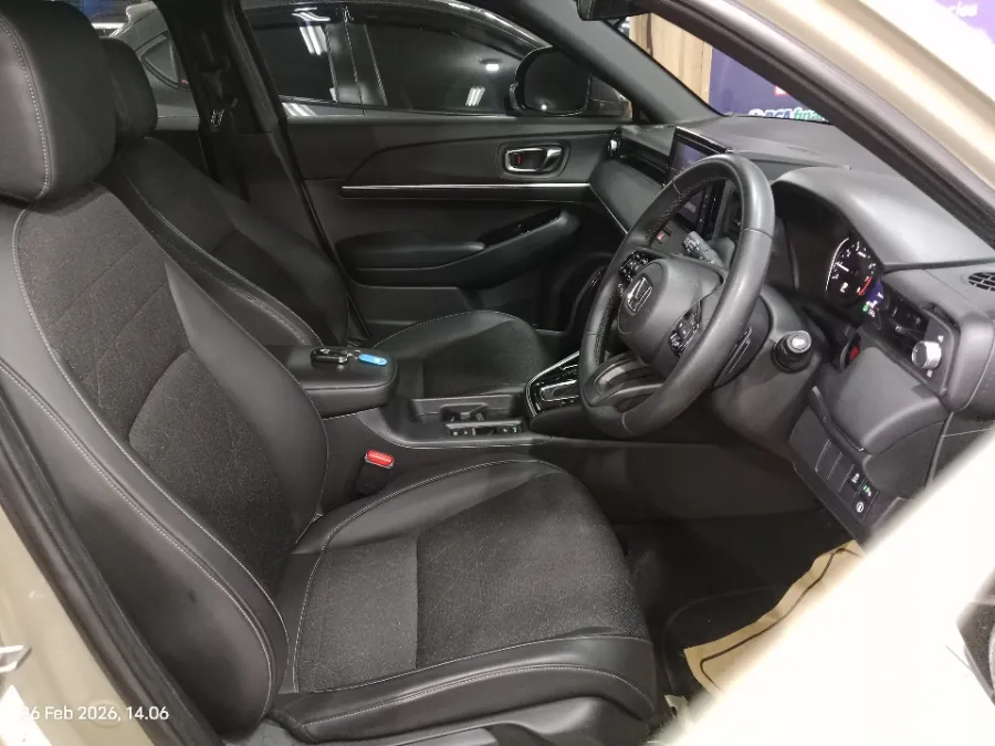 Foto Mobil Bekas Kabin Depan Honda HR-V 1.5 SE tahun 2024