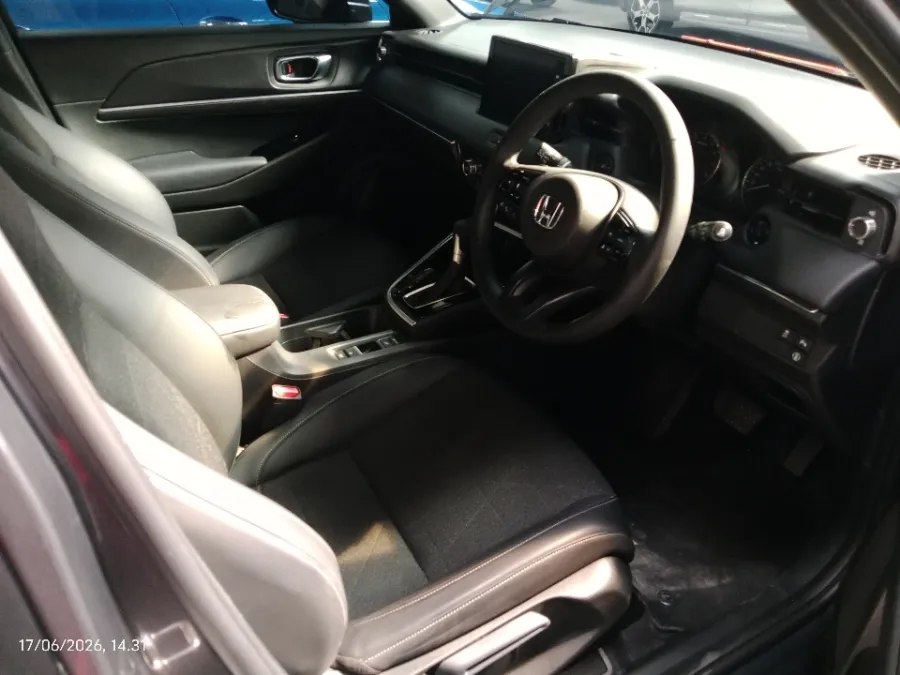 Foto Mobil Bekas Kabin Depan Honda HR-V 1.5 SE tahun 2024