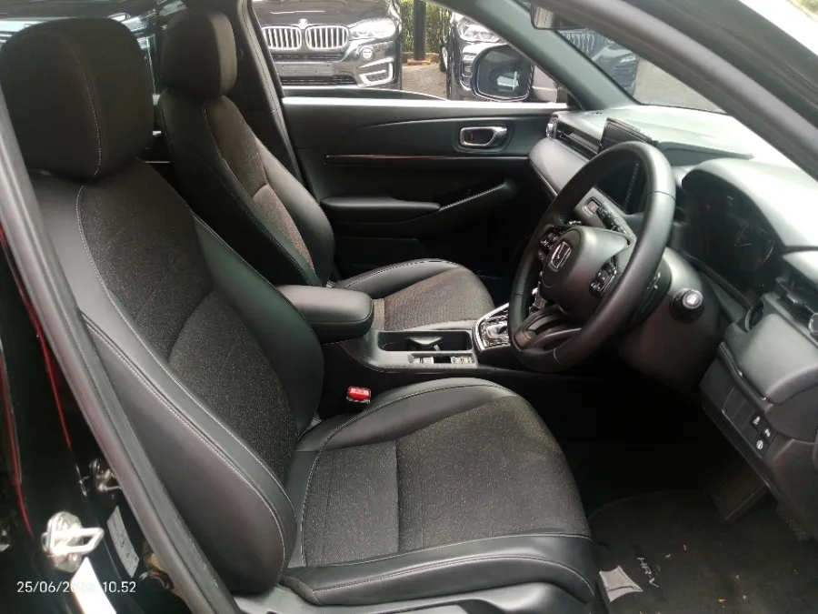 Foto Mobil Bekas Kabin Depan Honda HR-V 1.5 SE tahun 2024