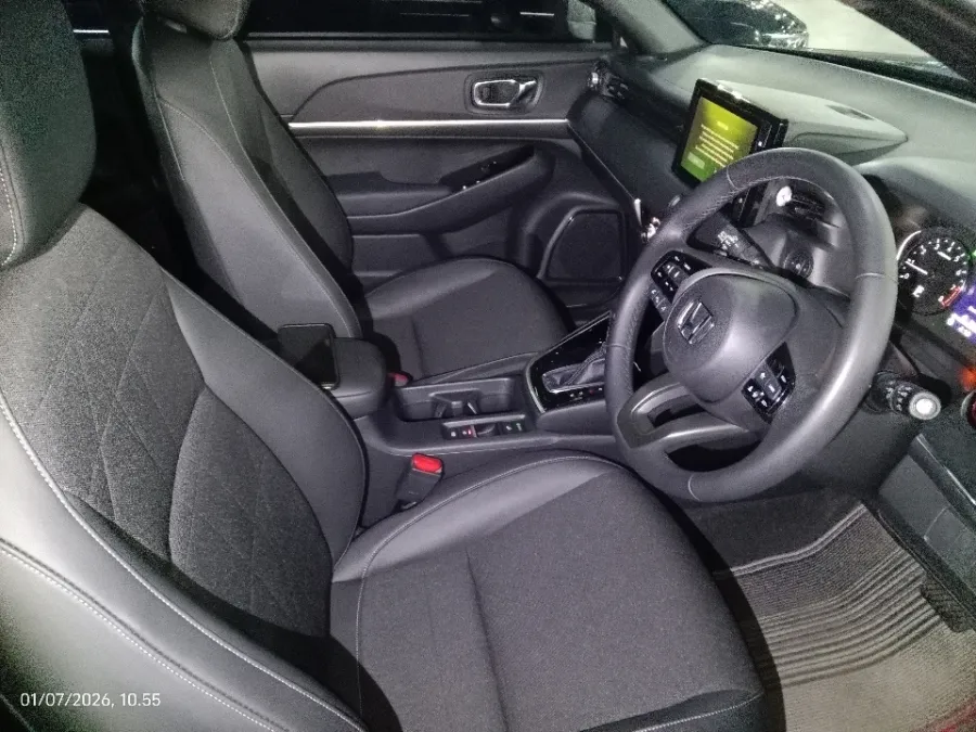 Foto Mobil Bekas Kabin Depan Honda HR-V 1.5 SE tahun 2024