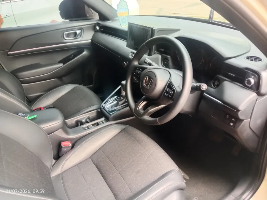Foto Mobil Bekas Kabin Depan Honda HR-V 1.5 SE tahun 2024